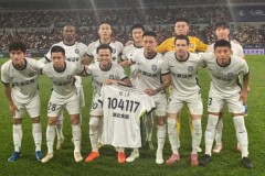 武汉三镇球员缅怀离世球迷 手持球迷会员编号