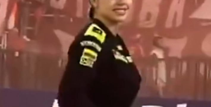 这女安保感觉让比赛更不安全了