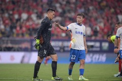 王大雷为扔队长袖标致歉 球迷并不买账