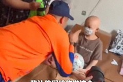 王大雷看望患癌小球迷 代理主教练韩鹏一同前往