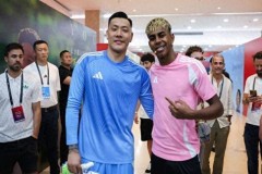 王大雷晒与亚马尔合照 两人参加校园足球活动